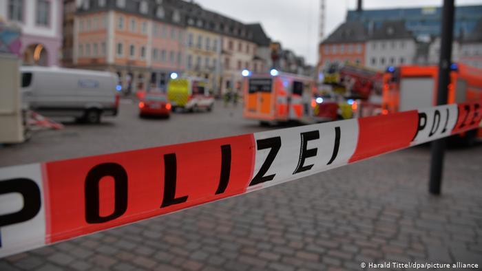 Deutschland Trier | Auto erfasst Fußgänger in Fußgängerzone