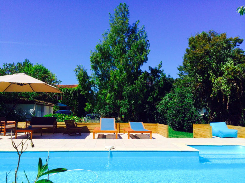 Fêter son anniversaire au bord d'une piscine privée à Bordeaux 