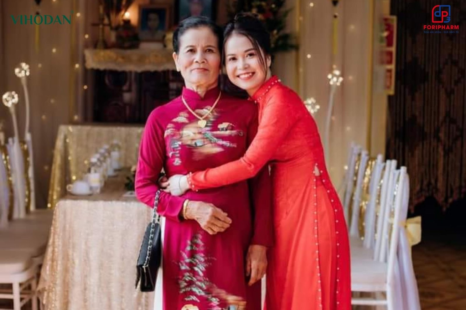 Thí sinh Hương Thảo (áo dài đỏ, bên phải) và mẹ