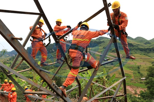 Các bạn cần kiểm tra dây đai thợ điện trước khi làm việc