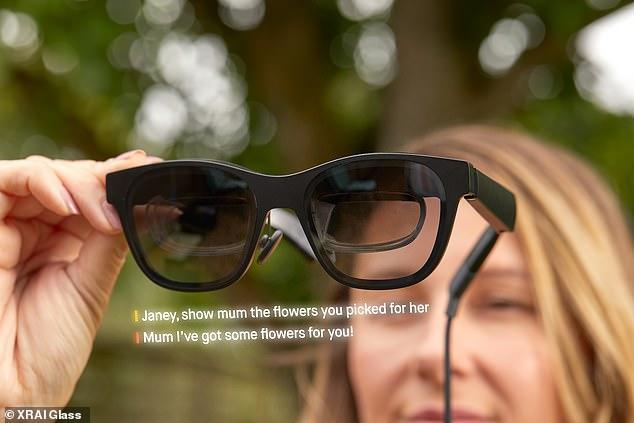 Vuzix แว่นตาสำหรับผู้ที่มีความบกพร่องทางการได้ยิน3