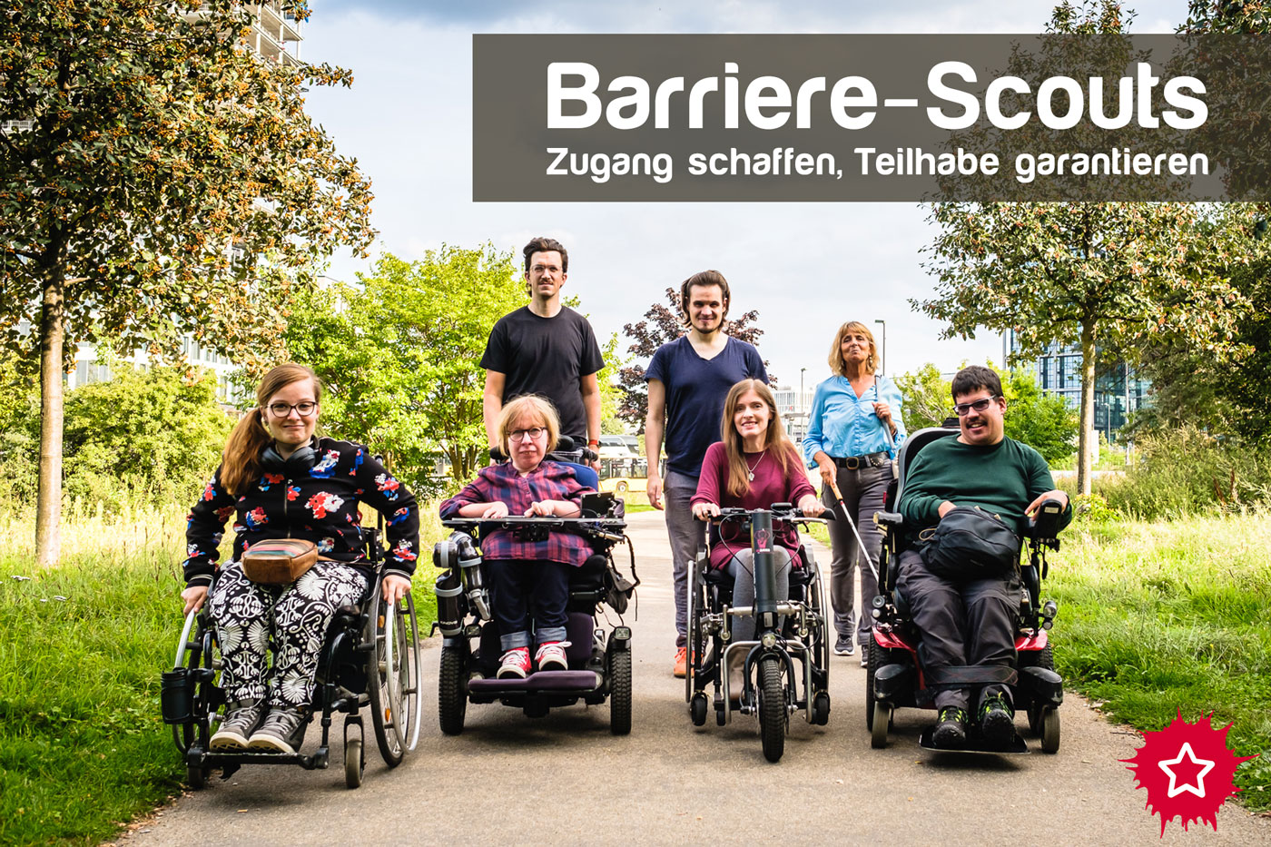 Bildbeschreibung: Sieben Menschen mit verschiedenen Behinderungen bewegen sich als Gruppe auf die Kamera zu. Einige sitzen z.B. im Rollstuhl, eine Frau benutzt einen Langstock. Darüber steht: Barriere-Scouts, Zugang schaffen, Teilhabe garantieren.