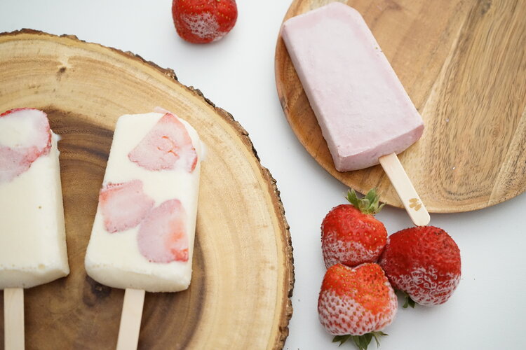 5 Summer Wedding Tips: Jarabe Gourmet Pops - strawberry popsicle