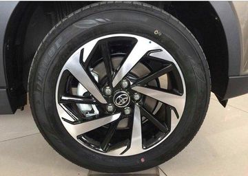 Toyota Rush 2021 cũng trang bị cụm la-zăng hợp kim 2 tông màu kích thước 17 inch.