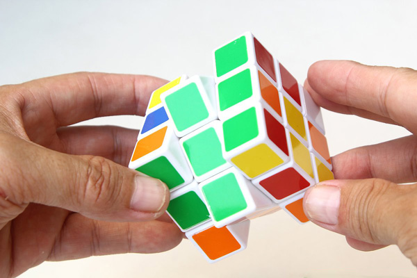 cách vệ sinh rubik - Bước 5: Xoay khối Rubik 