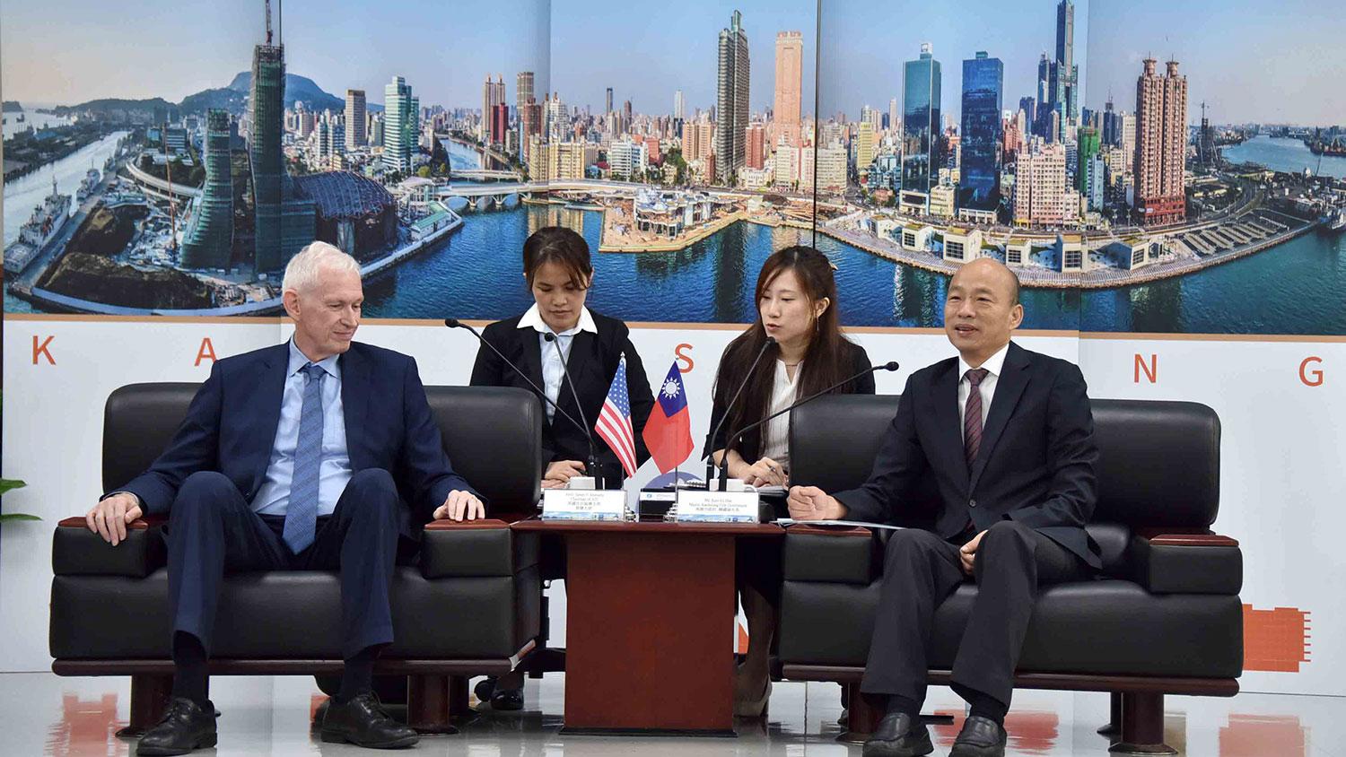 美国在台协会主席莫健(左)18号拜访国民党总统参选人、高雄市长韩国瑜。韩国瑜告诉莫健取消访美行程。(高雄市政府提供)