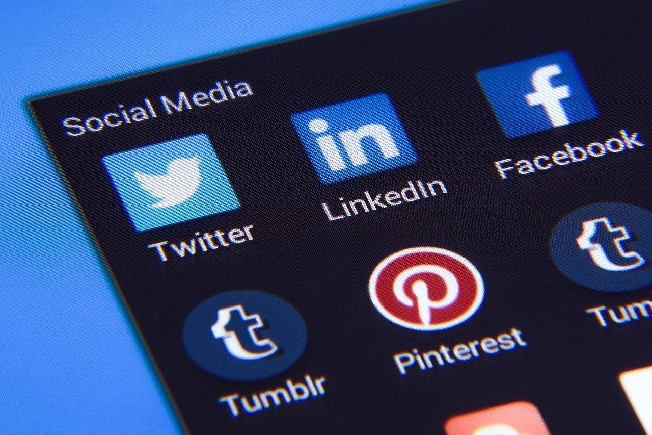 social media apps in a folder and business revenue