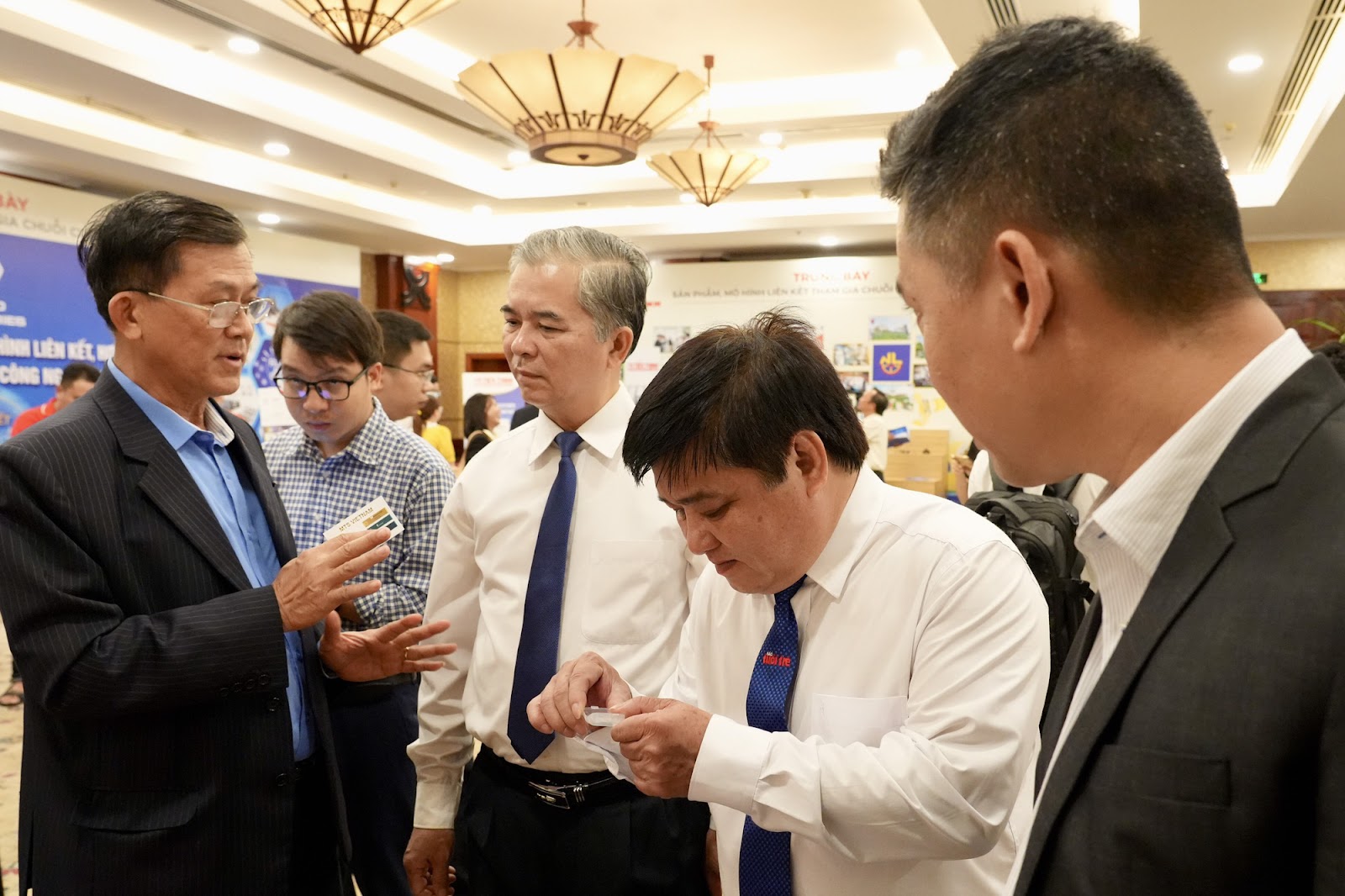 <em>Do Phuoc Tong (L), chairman of the Ho Chi Minh City Association of Mechanical and Electrical Enterprises, introduces high precision parts at a seminar in Ho Chi Minh City, February 28, 2023. Photo: </em>Huu Hanh / Tuoi Tre