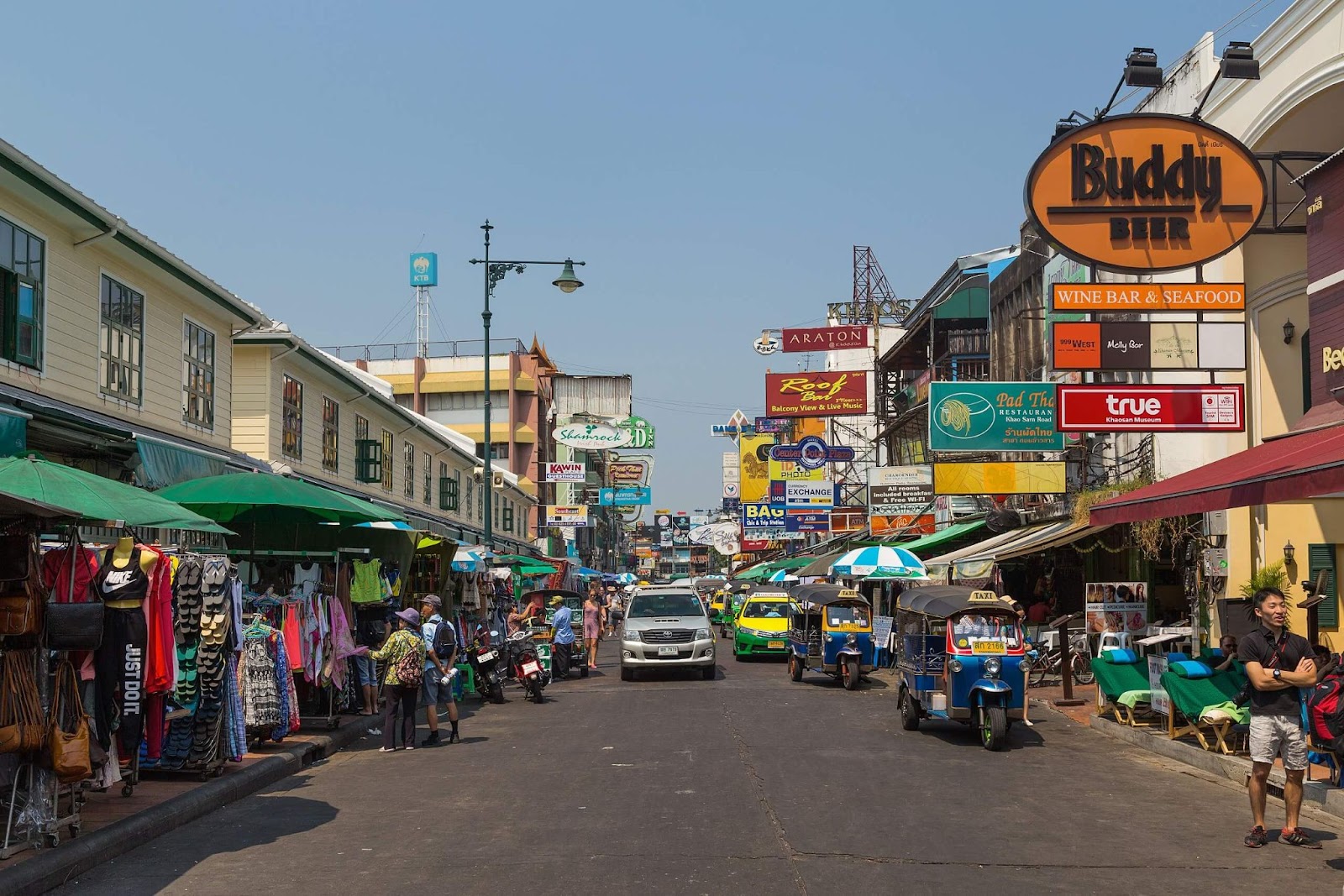 Khao San Road, backpackers paradise