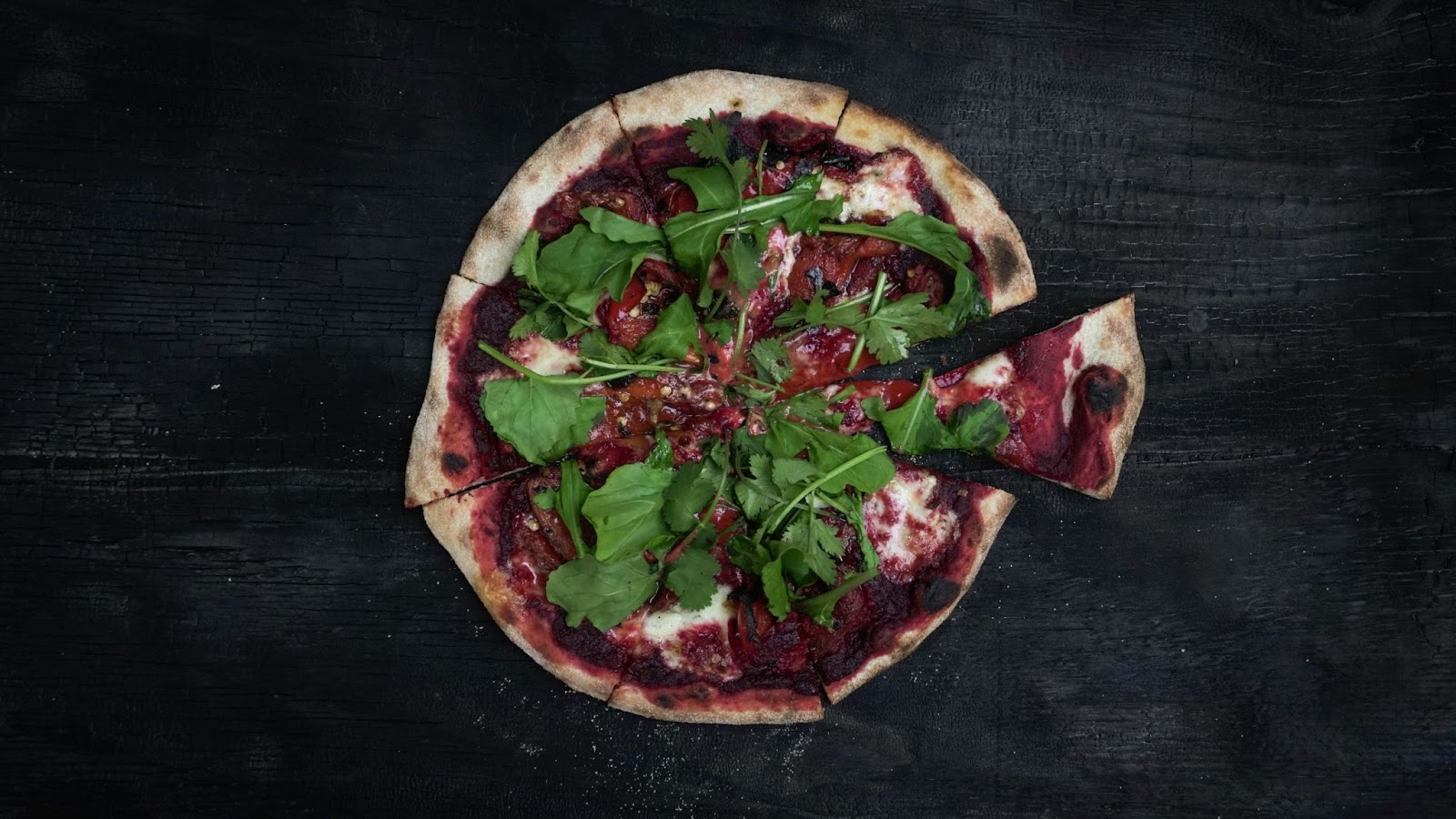 Pizza cu Lăptucă și Sos Pesto