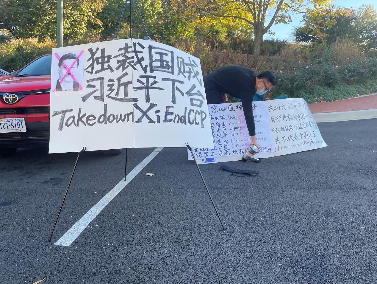凯文于中国使馆外举标语抗议（记者唐缘媛摄）