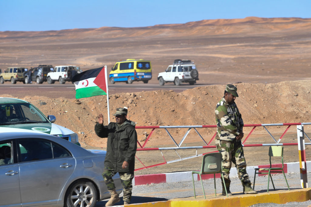 نقطة تفتيش تابعة لقوات الأمن الصحراوية خارج مخيم الداخلة للاجئين
