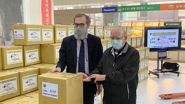 台湾民间捐赠1700多公斤、274箱防疫物资给意大利灵医会,右为吕若瑟神父,左为意大利驻台代表纪大为。(罗东圣母医院提供)