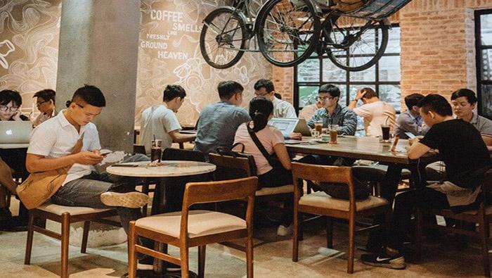 Ảnh có chứa văn bản, bàn, người, con người

Mô tả được tạo tự động