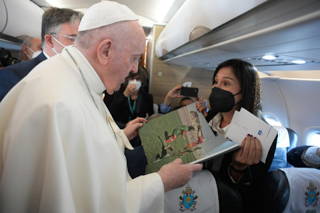 Đức Thánh Cha chào các ký giả trên chuyến bay trực tiếp đến Budapest