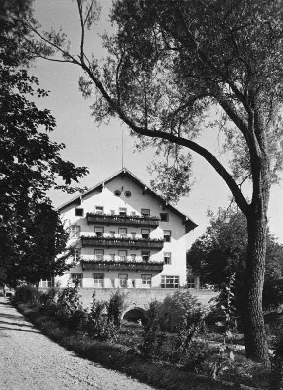 Bundesarchiv_B_145_Bild-F051638-0059,_Steinhöring,_Lebensborn-Mütter-Heim