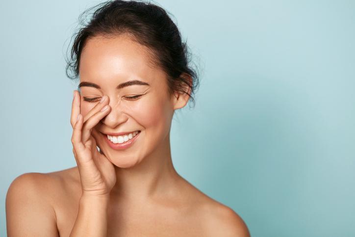 A person with the hands on the face

Description automatically generated with medium confidence