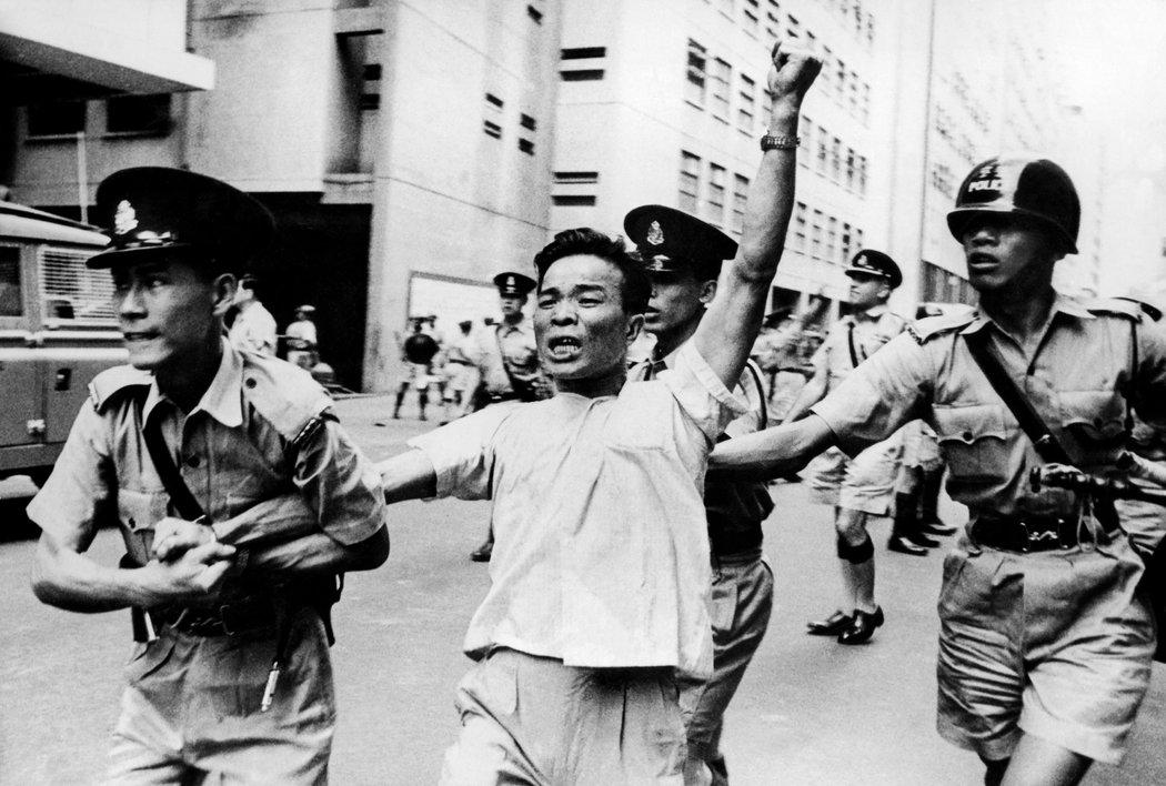 1967年,在当时为殖民地的香港,一名亲共产党示威者被逮捕。后殖民政府尝试了多种办法增进香港人对中国的认同。