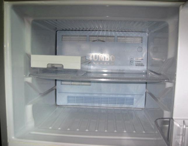 Ngăn đá rất lớn của dòng tủ lạnh Jumbo Panasonic NR BJ174S S Series 153Lít