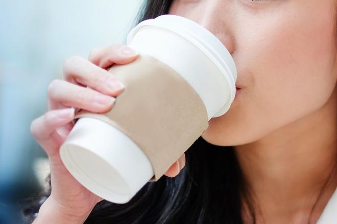 커피 일회용 잔으로만 마시면 미세플라스틱 연간 2600개 노출”