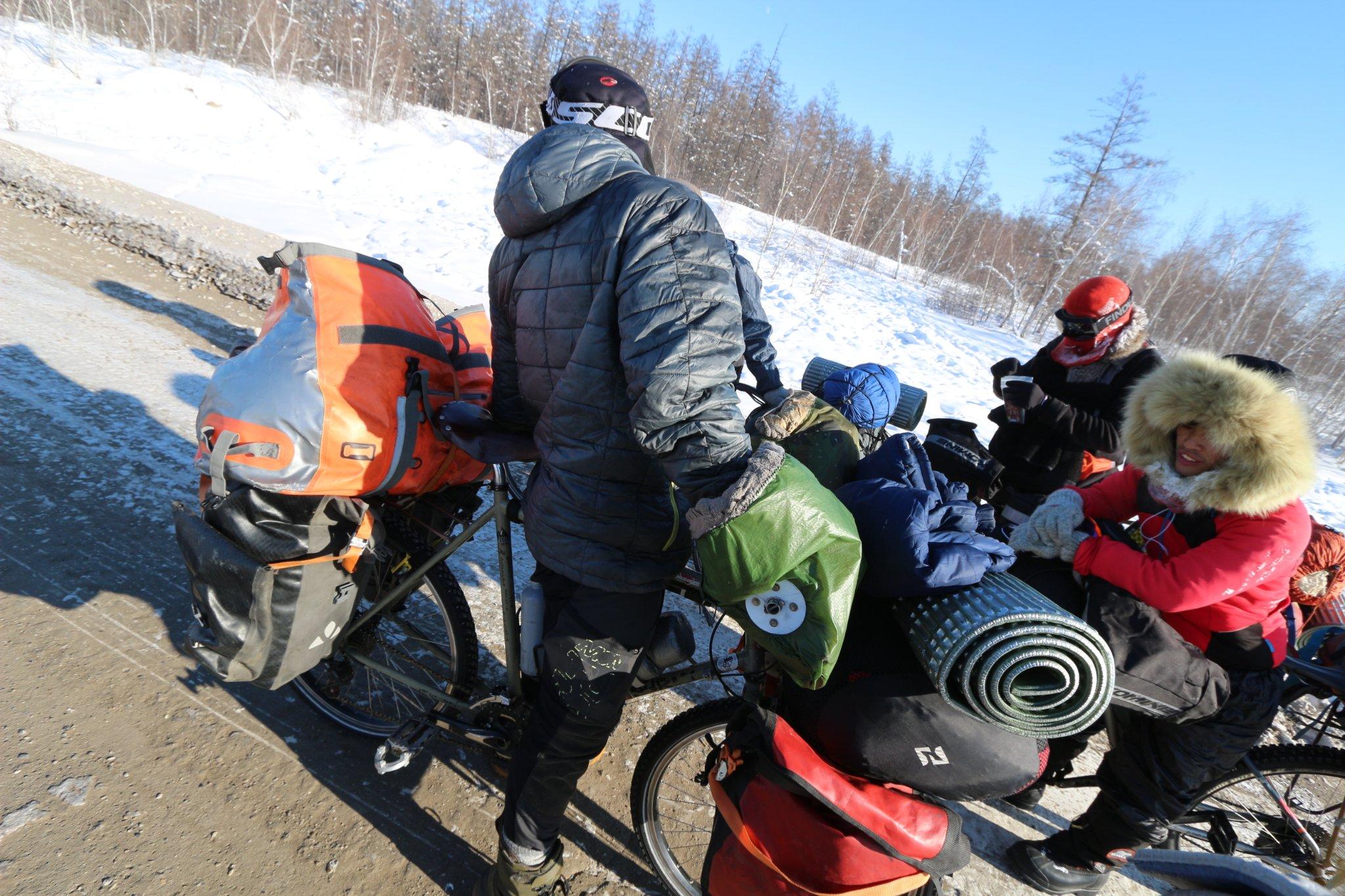 バイクに乗っている男

低い精度で自動的に生成された説明