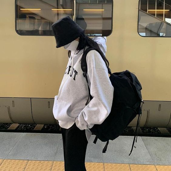 Phối đồ với mũ Bucket- phối với áo hoodie và quần ống  rộng để thêm phong cách, hiện đại