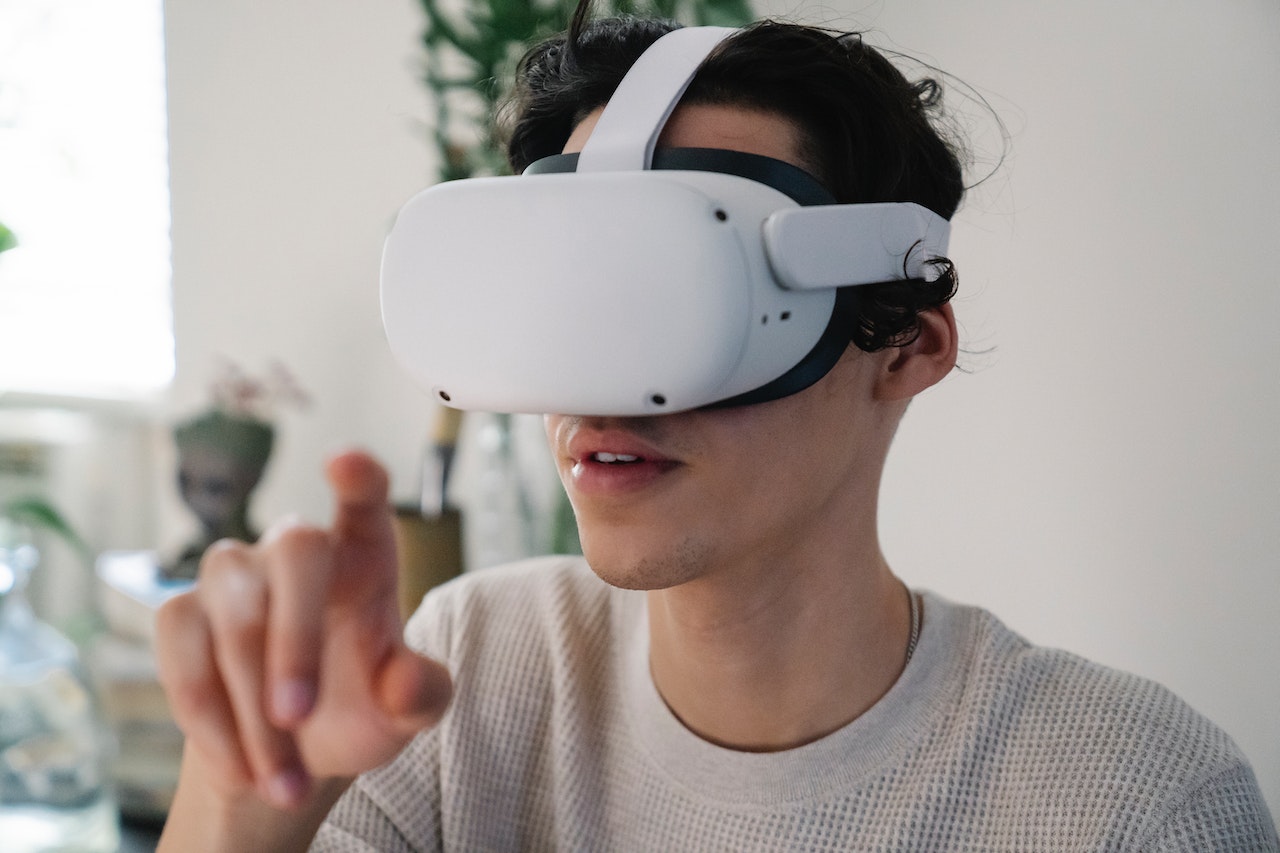 How to Connect the Oculus Quest 2 to a TV Using Your Phone