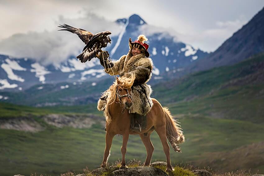 famous landmarks in Mongolia, eagle hunters, mongolia