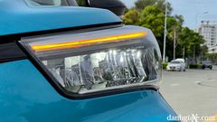  Cụm đèn trước của Toyota Raize 2022 được thiết kế hiện đại với kiểu full led với dải đèn led chạy ban ngày kiêm chức năng báo rẽ (signal), đáng chú ý là gương hậu cũng được tích hợp đèn led báo rẽ đẹp mắt.  