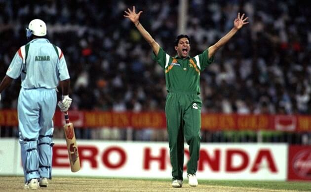 Washim Akram celebrates after dismissing Azharuddin