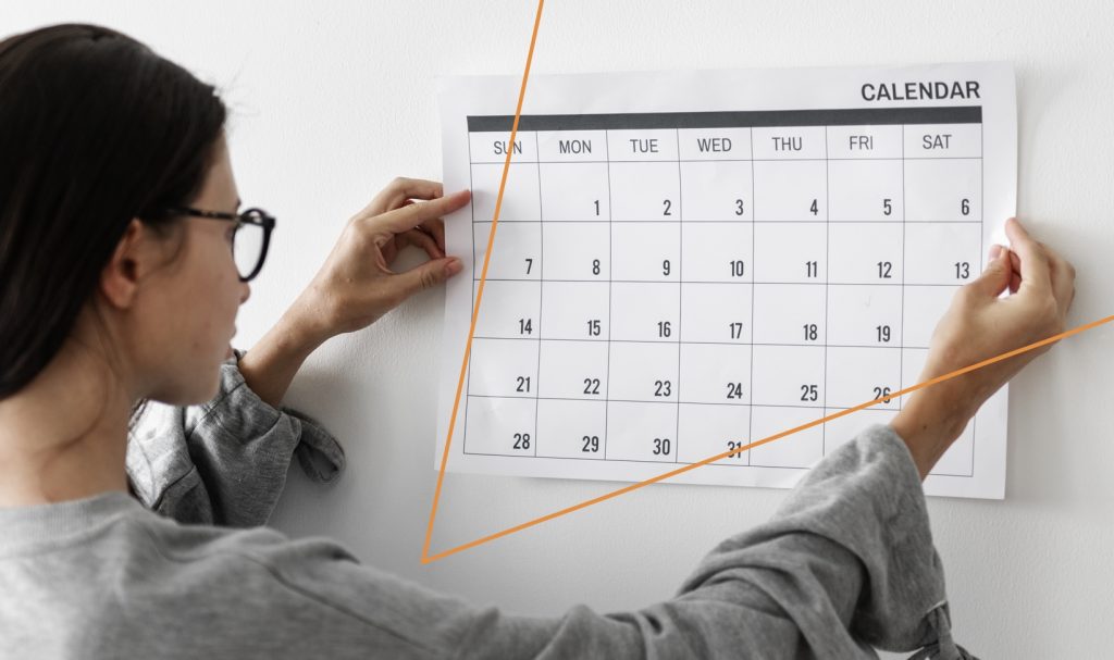 Người phụ nữ cầm lịch