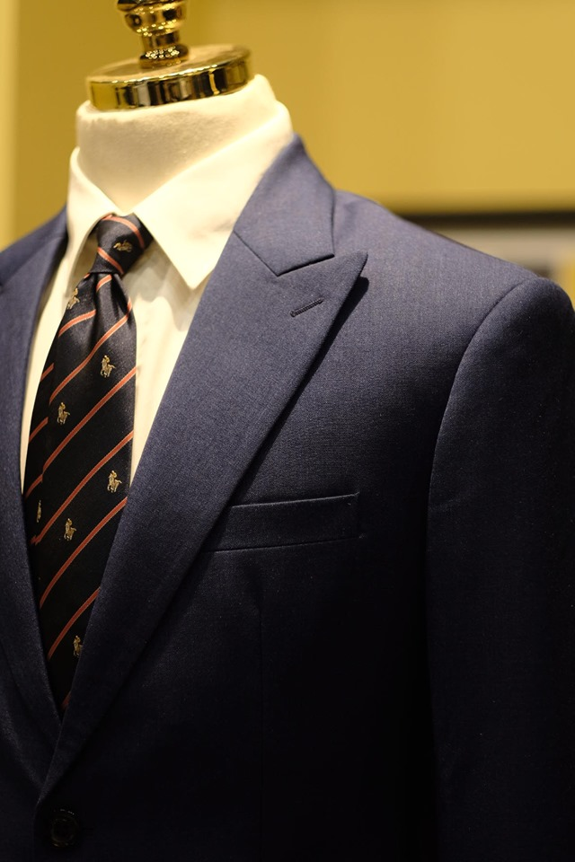 Áo sơ mi trắng French cuff và bộ suit xanh navy'