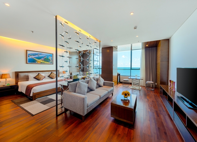Những tip chuẩn bị trước khi đi du lịch Đà Nẵng 2 - Phòng ngủ tại  Le Sands Oceanfront Danang Hotel.
