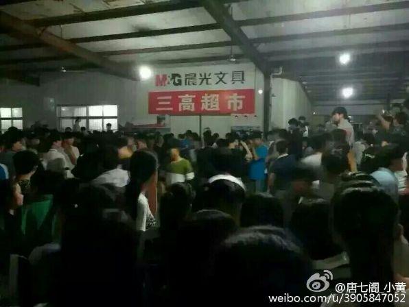 河南上千学生示威砸毁食堂超市掀翻特警车