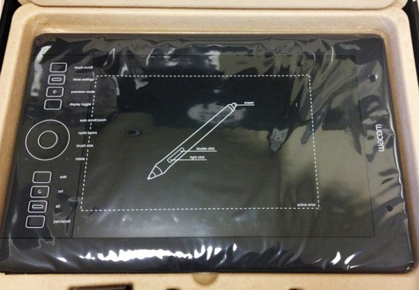 Планшет Wacom Intuos упакован в прозрачную пластиковую пленку, на которой нанесены метки, поясняющие элементы интерфейса. К сожалению, весь этот контекст теряется, когда пользователь срывает пленку