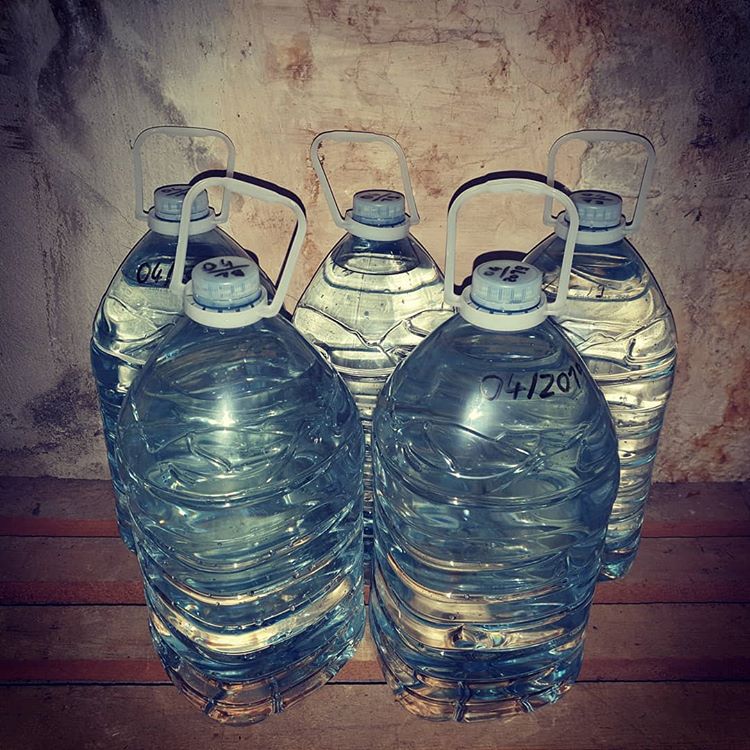 stock eau potable dans bouteilles en plastique