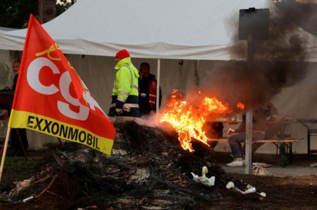 Công nhân đình công đốt lửa trước nhà máy lọc dầu ExxonMobil ở Port-Jerome-sur-Seine, Pháp, ngày 12/10/2022