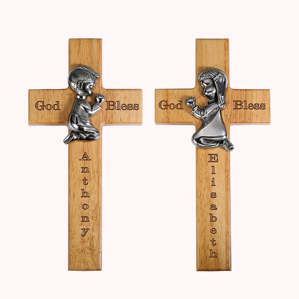 2 croix de bénédiction, l’une présentant un jeune garçon en argent en train de prier, et l’autre une petite fille, les 2 personnalisées de leur prénom.
