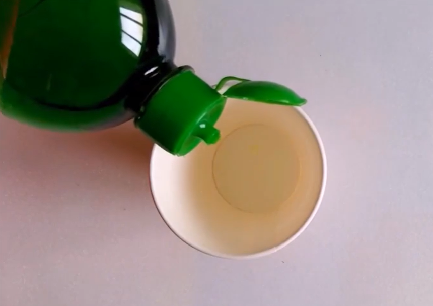 líquido de lavavajillas en una taza