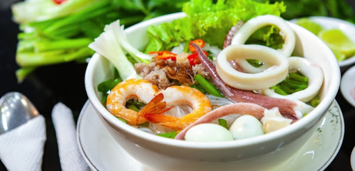 Hủ tiếu hải sản Quốc Anh là món ăn sáng Phú Quốc nổi tiếng (Nguồn: Internet)