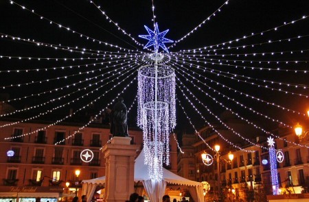 Mercadillo de dulces en Navidad en plaza Opera de Madrid