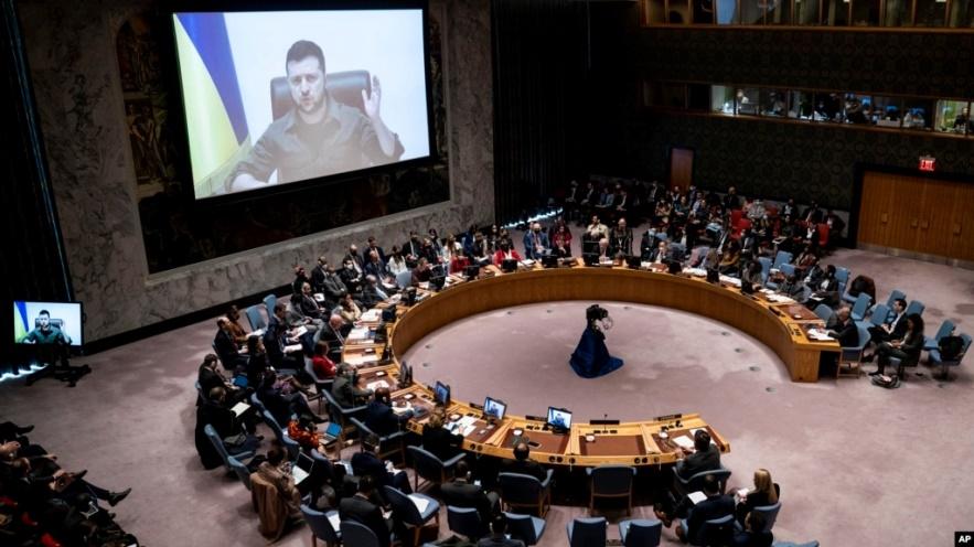 Tổng thống Ukraine Volodymyr Zelenskyy xuất hiện qua video từ Ukraine nói với các thành viên Hội đồng Bảo an Liên hiệp quốc ngày 5/4/2022, về tội ác chiến tranh của Nga tại Bucha.
