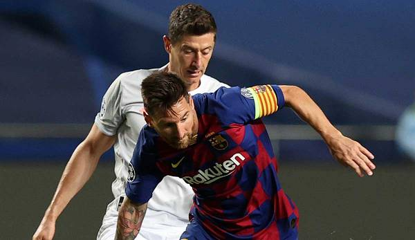 Robert Lewandowski playing with Lionel Messi