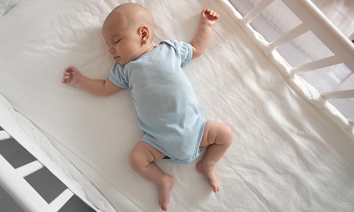 Baby Sleeping on Side – When Is It Safe? | Pampers UK