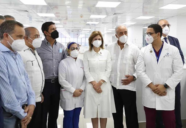 Raquel Peña y Plutarco Arias realizan descenso en clínicas privadas de Santiago 
