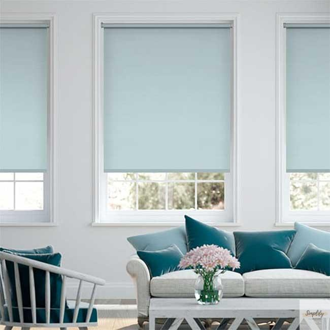Rèm màu xanh rất hài hoà với nội thất căn phòng, giúp không gian rộng rãi hơn