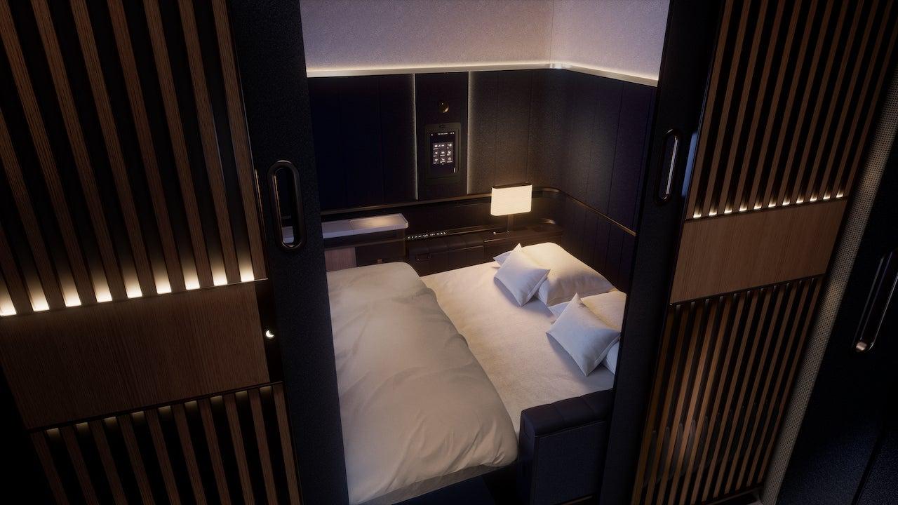 https://elitetraveler.com/wp-content/uploads/sites/8/2023/03/Lufthansa-Allegris-First-Class-Suite-Plus-Doppelbett.jpg