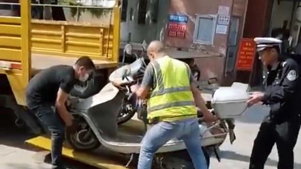 广东潮州庵埠镇整治无牌摩托车  警察闯入民宅抢摩托车