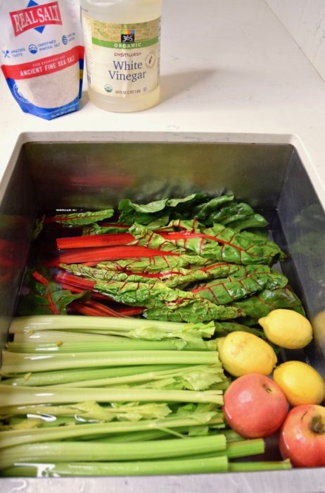 Verduras desinfectándose con ingredientes naturales