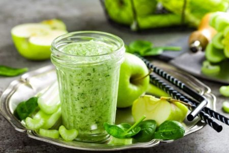 Smoothie with apple and celery